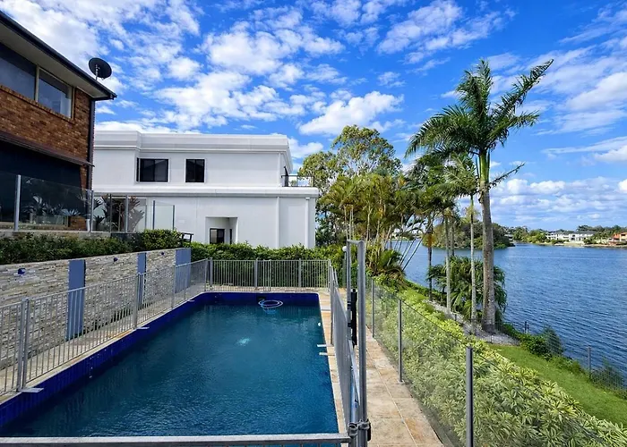 5Br Waterfront Haven With Deck Garden & Sunlit Bedrooms Gold Coast