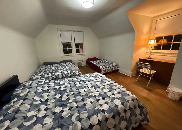 Airport Family Rooms- 10 Min To Yvr, Free Parking & High Speed Wi-Fi Vancouver