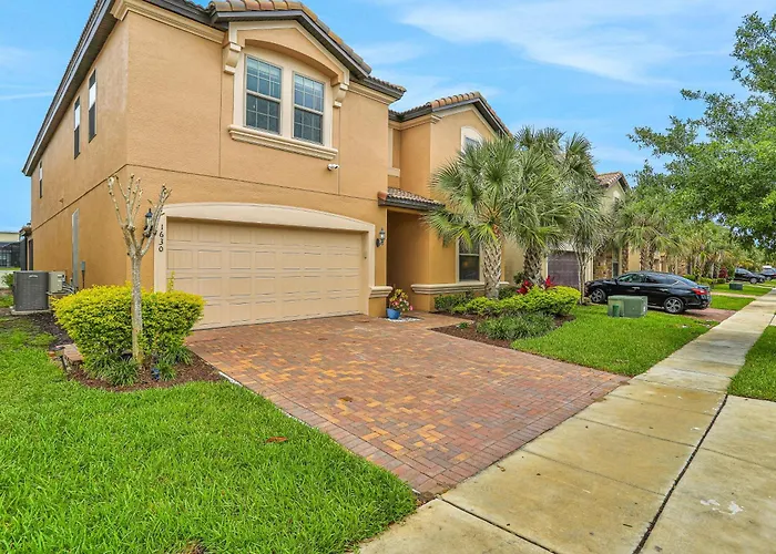 Well-Stocked Home With Game Room, Enclosed Pool, Patio, & Child-Friendly Items Kissimmee