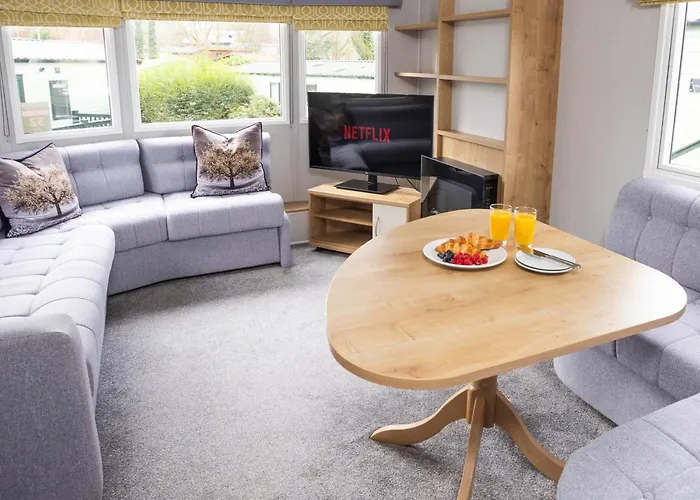 The Lake House - Dog Friendly Lakeside Cabin, 1 Min To Lake Windermere, Bowness