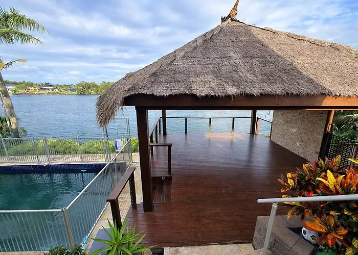 5Br Waterfront Haven With Deck Garden & Sunlit Bedrooms Gold Coast