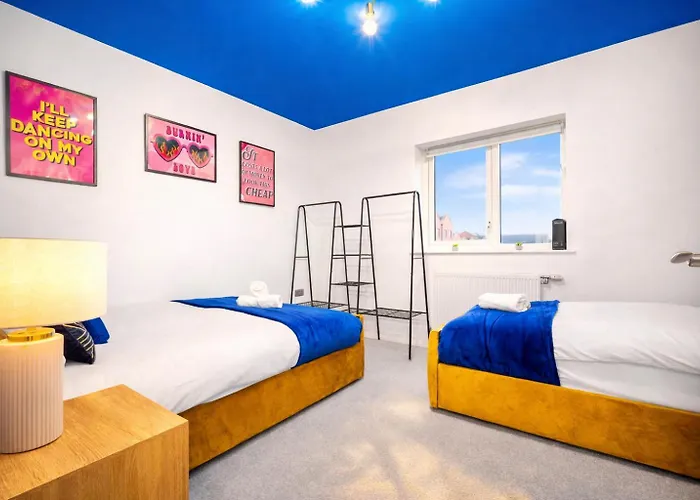 House In Salford With 4 Beds, 3 Doubles & 1 Single - In Salford, 10 Mins Uber From Manchester City Centre - Nearby To Old Trafford, Manchester United, Trafford Park, Salford Quays & More - Perfect For Short Or Long Stays - With Garden & Parking