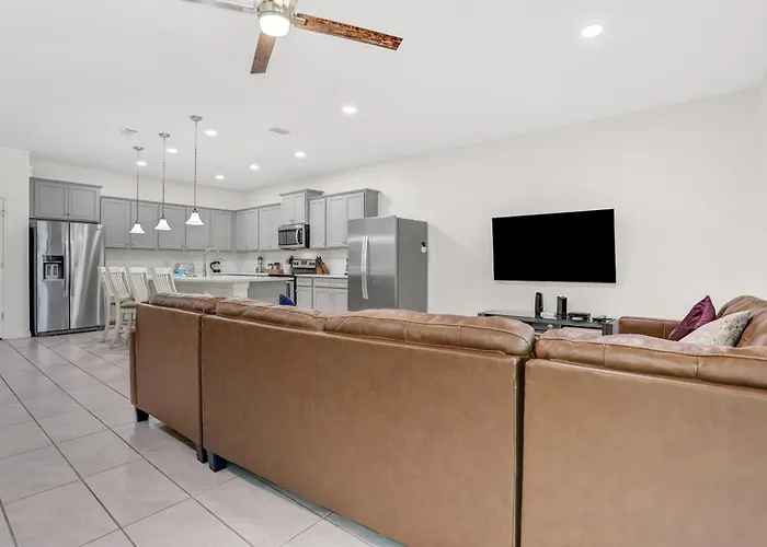 Well-Stocked Home With Game Room, Enclosed Pool, Patio, & Child-Friendly Items Kissimmee