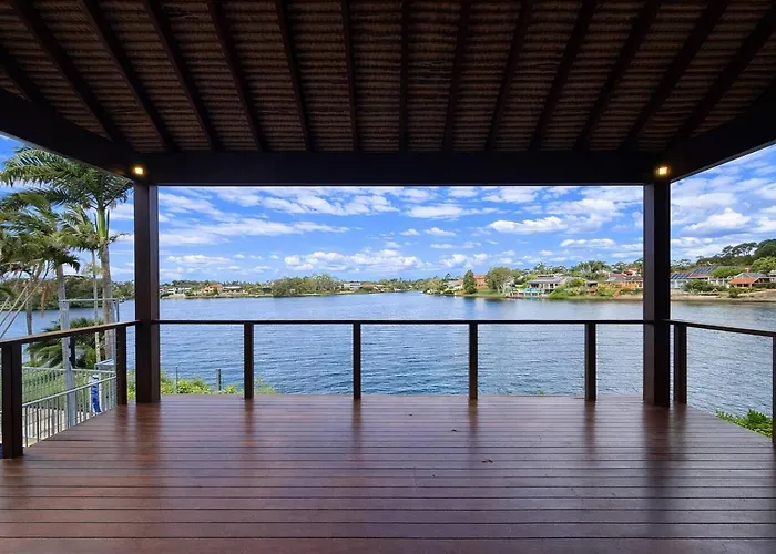 5Br Waterfront Haven With Deck Garden & Sunlit Bedrooms Gold Coast