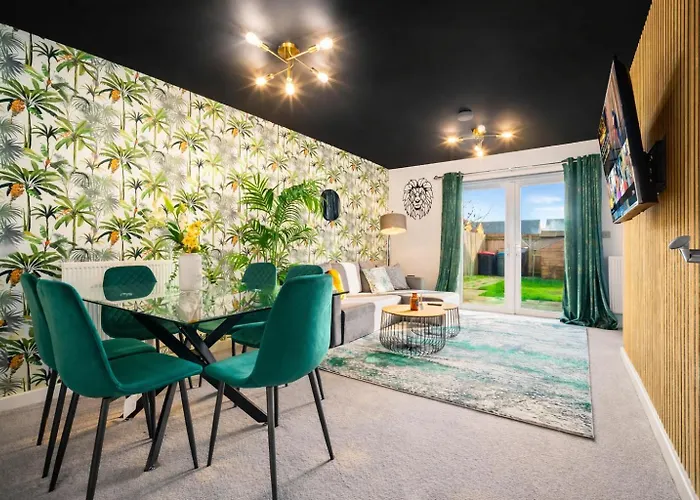 House In Salford With 4 Beds, 3 Doubles & 1 Single - In Salford, 10 Mins Uber From Manchester City Centre - Nearby To Old Trafford, Manchester United, Trafford Park, Salford Quays & More - Perfect For Short Or Long Stays - With Garden & Parking