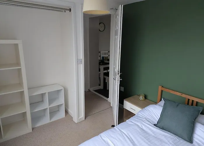 Winchester 5 Bedroom Near City And Motorways