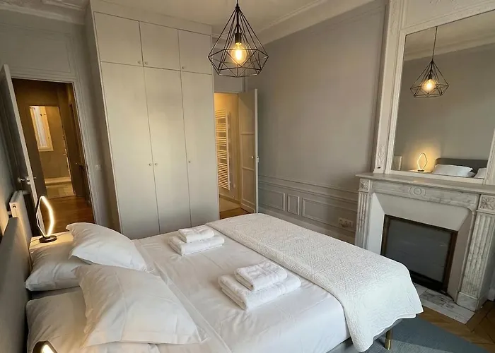 Appartement 2BR Champs Mars Cler Paris