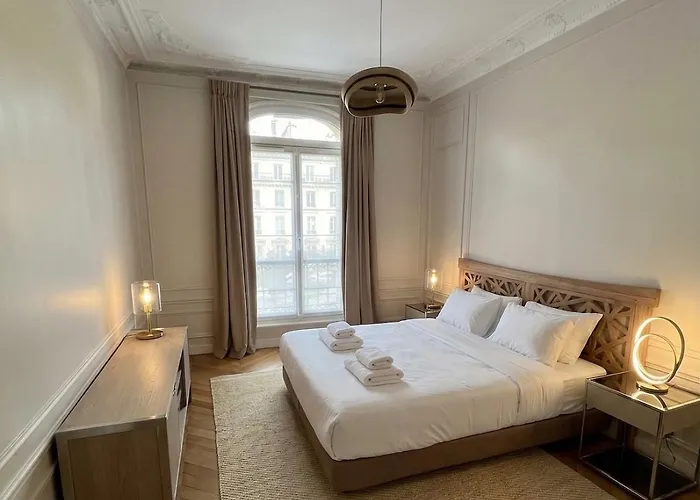 Appartement 2BR Champs Mars Cler Paris