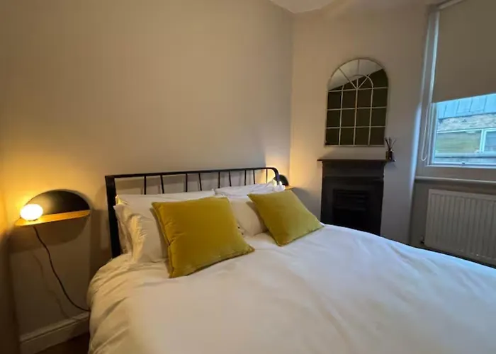 1BD Covent Garden Stylish Apartment London