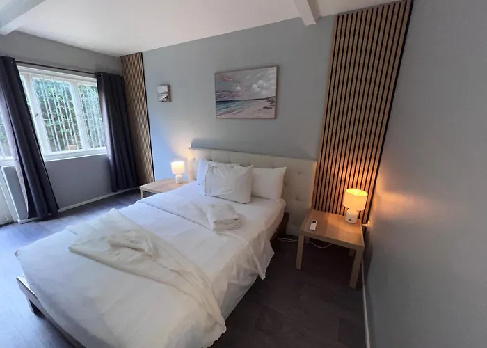 U3-Funky Unit With Privateentry Quietcentre Newac New Smart Tv Brisbane