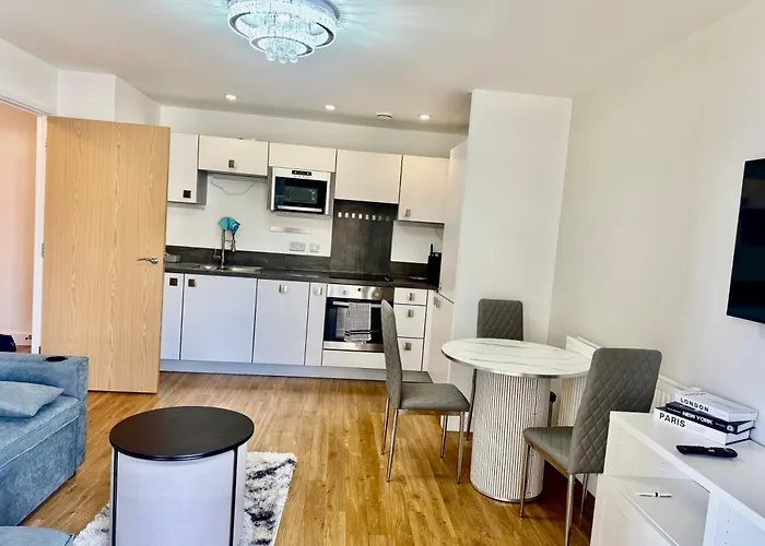 Central-Modern 1-Bed Apt,Sleep 4 -Near Train Station & Easy Access To Central London & City Centre