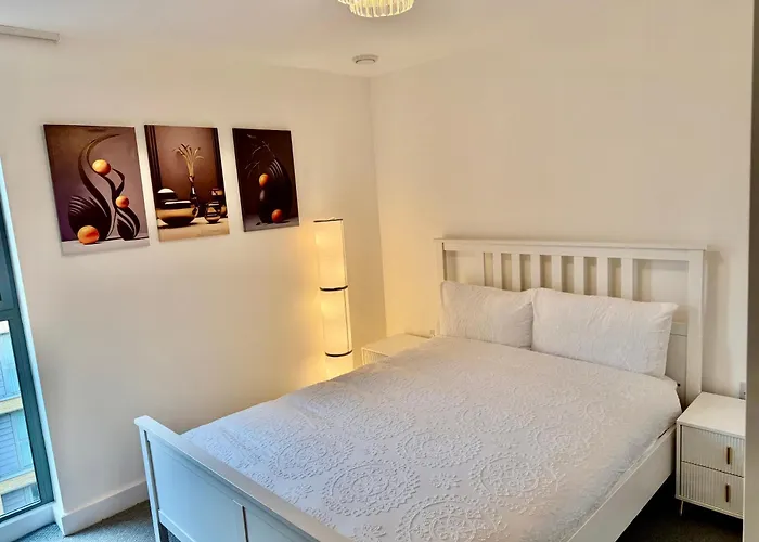 Central-Modern 1-Bed Apt,Sleep 4 -Near Train Station & Easy Access To Central London & City Centre