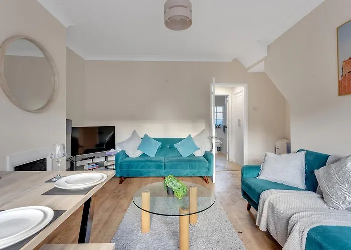 Bright 3-Bedroom House Close To Canary Wharf London