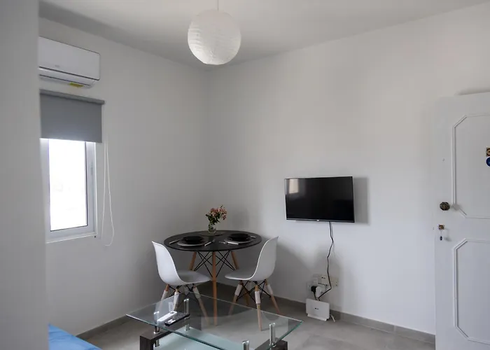 Modern City Stay - Renovated Apartment Near Finikoudes Beach Larnaka