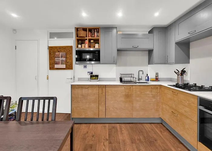 Stylish 4 Bedroom House With Canal Views - E14 London