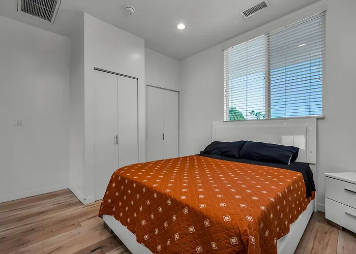 Lux Modern 1-Bedroom 1-Bathroom Loft With Parking Los Angeles