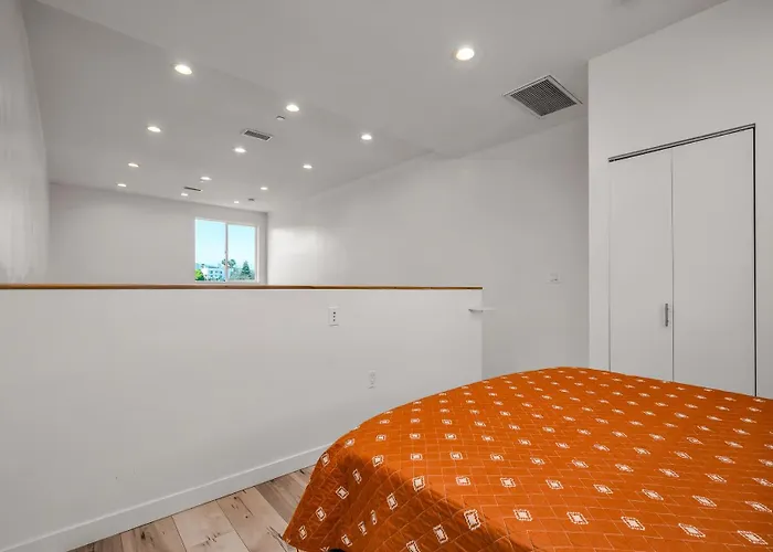 Lux Modern 1-Bedroom 1-Bathroom Loft With Parking Los Angeles