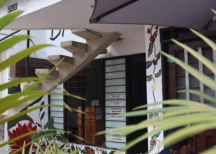 Bau 420 Hostal Cali