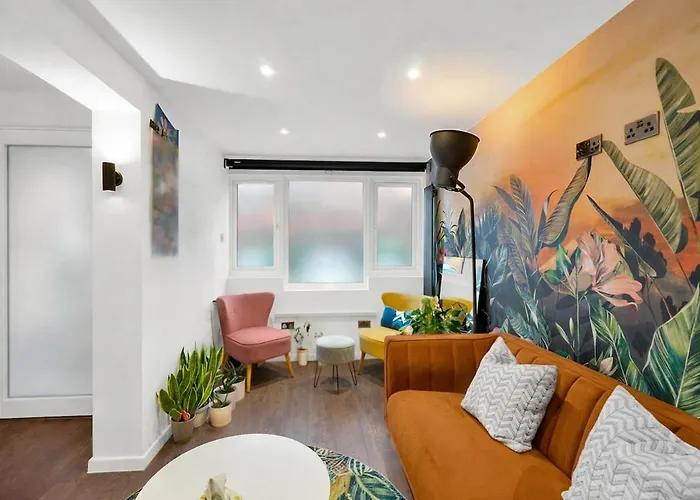 Stylish 4 Bedroom House With Canal Views - E14 London