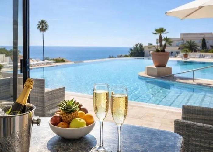 Apartment With Garden, Pool, Sea View And Parking Cannes