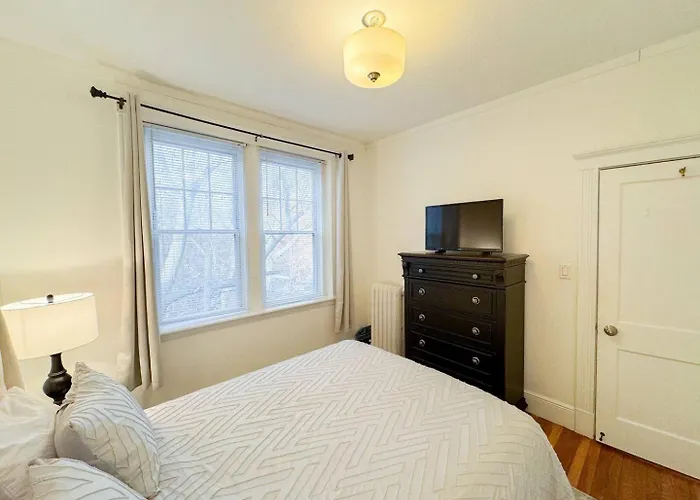 Ferienwohnung 2 Bed, In Unit Laundry, Boston College, Balcony