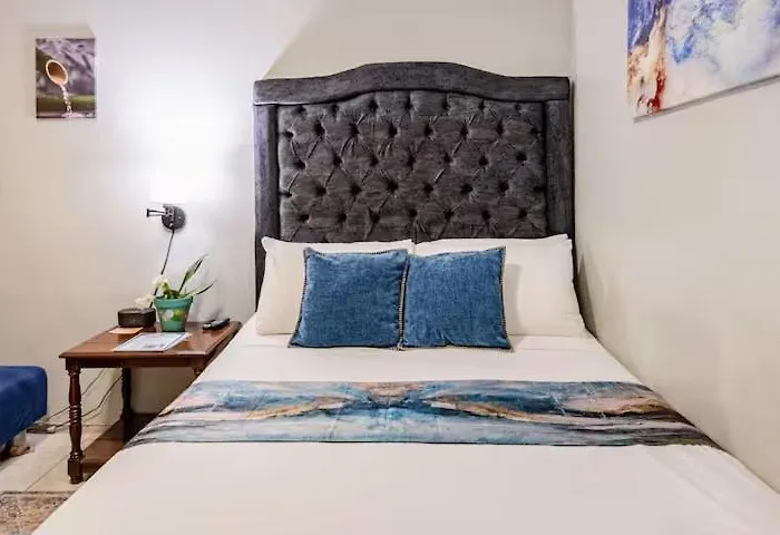 Mona Master Suite Kingston