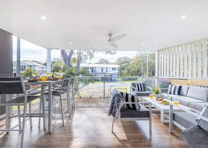 Villa The Jacaranda, 3 Achilles St Pet Friendly, Air Con, Wi-Fi, Boat Parking Nelson Bay
