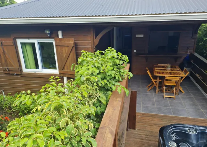 Bungalow Charmant A Le Moule Avec Piscine Et Jardin