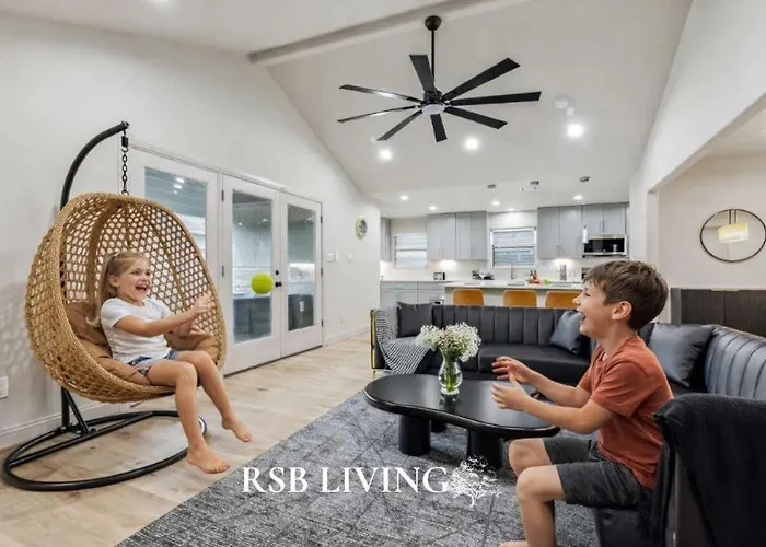 Luxury 4Bd 2Ba W Hot-Tub & Cinema Room - 14 Guest Houston