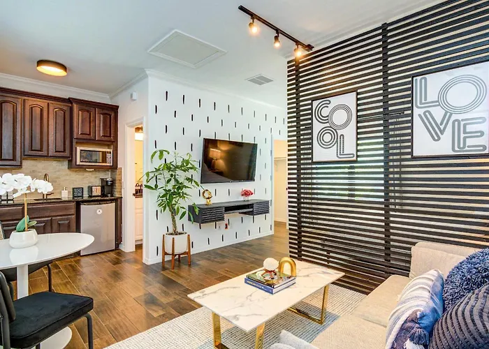 Heights Oasis - Chic Houston Heights Private Studio