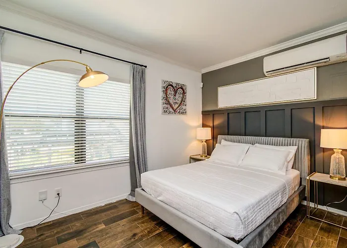 Heights Oasis - Chic Houston Heights Private Studio