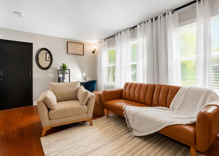 Stylish Capitol Hill Retreat With Meditation Corner, Private Dining Experience Washington