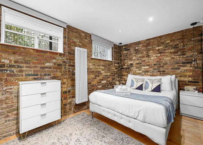 Villa 5 Bed 2 Bath Private House With Balcony - London