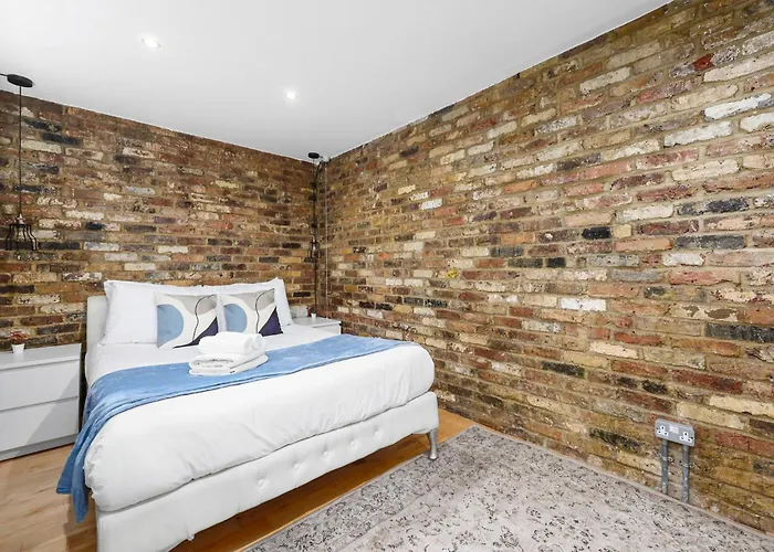 Villa 5 Bed 2 Bath Private House With Balcony - London