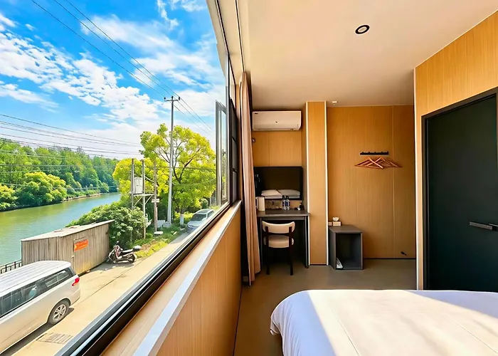 马蒂斯酒店 上海浦东机场店 Matisse American Graffiti Style Hotel Shanghai & Free Airport Pick-Up & Drop-Off 24 &7 Service500 Meters Straight From Airport Beautiful Courtyard Laundry Service