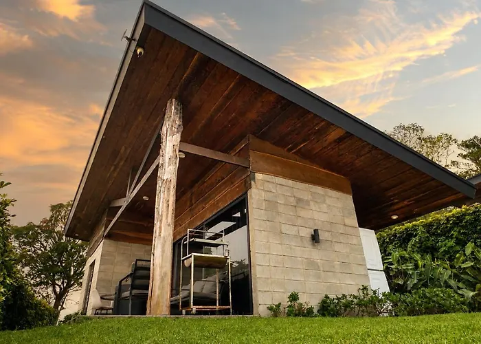 Cabana Moderna De Montana En Zarcero Con Vistas Y Bosque Neblinoso