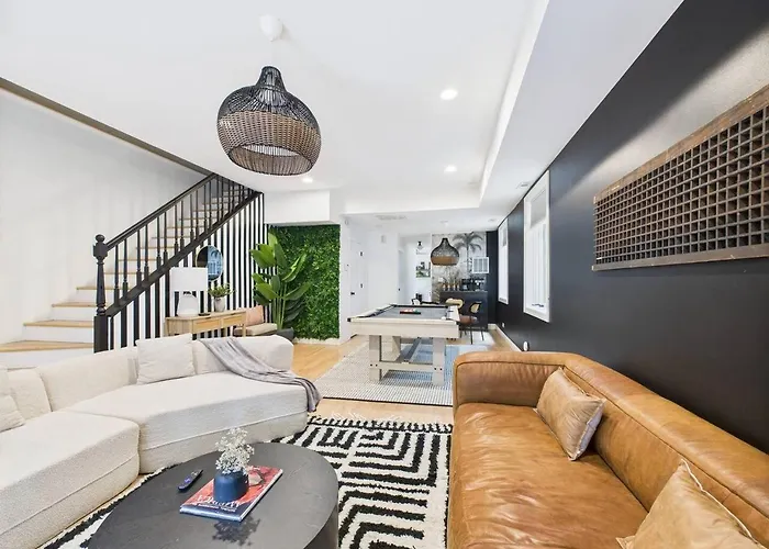Luxe Chicago Retreat Game Room, Deck Fire Pit