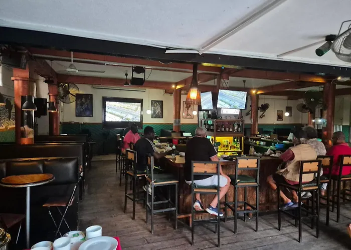 Q2 Bar & Guesthouse Daressalam