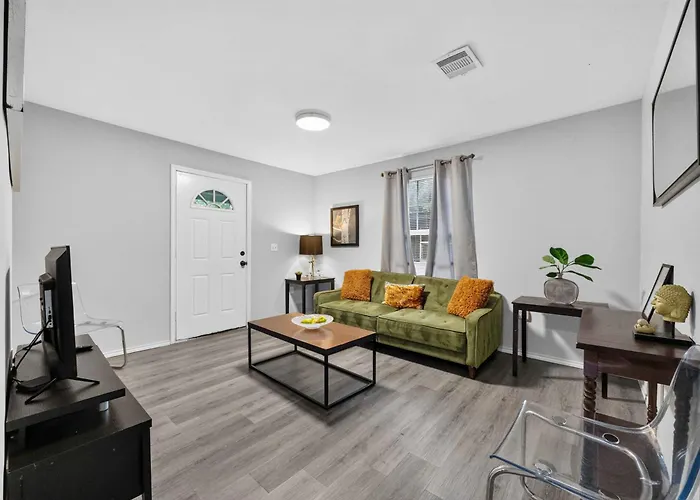 Cozy Remodeled 2 BD Heights Bungalow Houston