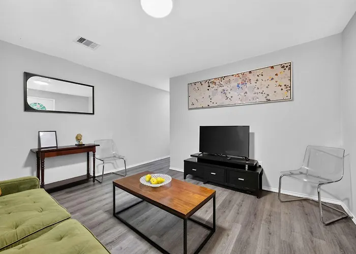 Cozy Remodeled 2 BD Heights Bungalow Houston