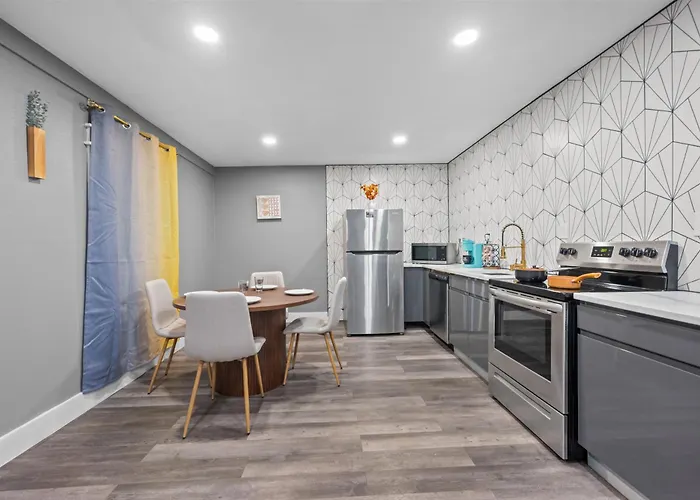 Modern 2Br City Center Getaway With Free Park Houston