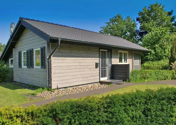 Villa Blockhaus mit Parkplatz vor der Haustür Damp
